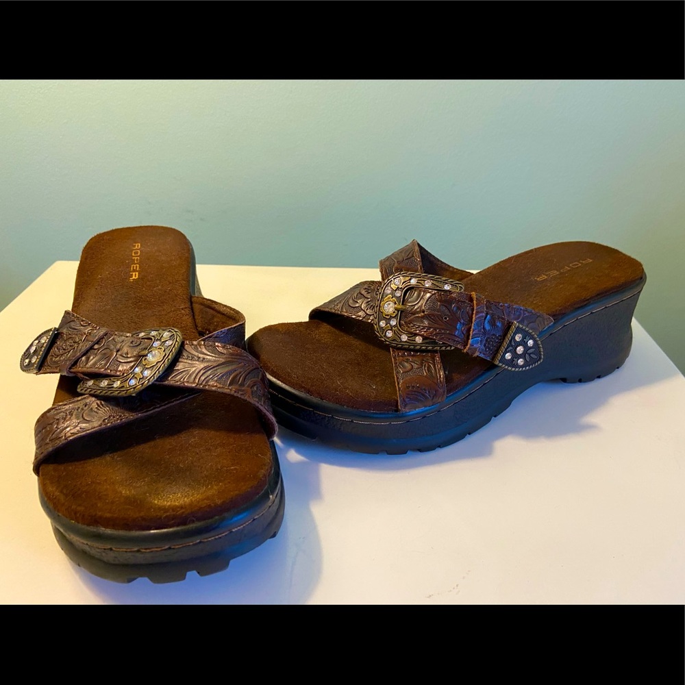 Brown sandals with buckle detail